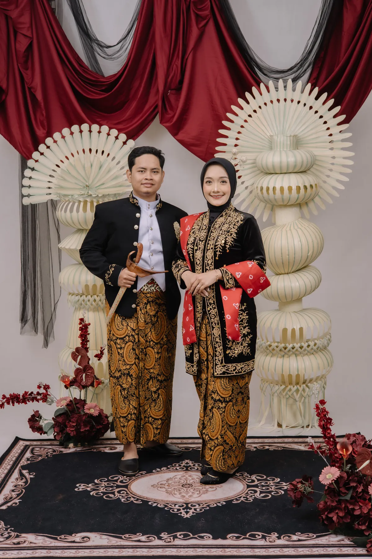 Fitri dan Hafidh mengenakan busana Jawa